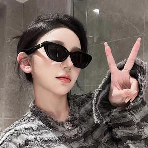 Gafas de Sol Retro Estilo Ojo de Gato Negras para Mujer, Protección UV400, Montura de PC Tipo 3, Diseño Hexagrama, Estilo Moderno - Product Image 3