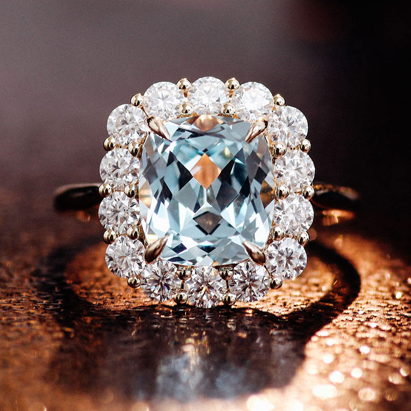 แหวนทอง 14K ประดับด้วยพลอยแซฟไฟร์สังเคราะห์เป็นอัญมณีหลัก พร้อมเพชรโมอิสซาไนต์