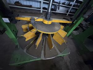 Gebruikt merkloze motorfietsbandenverpakkingsmachine met kerncomponenten zoals tandwielmotor, PLC en motorfietsbandenkrimpmachine. - Product Image 2