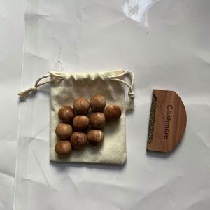Juego de Peines para Quitar Pelusas de Ropa con Logotipo Personalizable, 10 Bolas de Cedro y Bolsas de Tela - Product Image 1