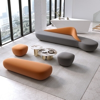 Canapé d'angle en velours de luxe sur mesure OEM/ODM avec table basse, directement de l'usine pour designers d'intérieur et halls d'hôtel, canapé incurvé
