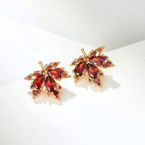 Pendientes de Plata con Diseño de Hoja de Arce Roja Estilo Retro 2025 para Mujer, Chapados en Oro de Alta Gama con Circonita Geométrica - Product Image 2