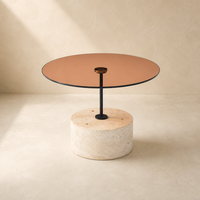 Table basse de salon moderne et minimaliste, plateau en verre pêche luxueux, piétement en pierre de travertin beige naturel