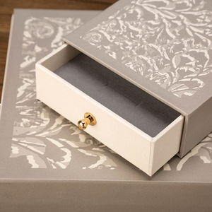 Groothandel op maat gemaakte bedrukte luxe juwelendoos met matte laminatie, embossing, UV-coating, recycleerbare, stevige kleine geschenkdoos - Product Image 4