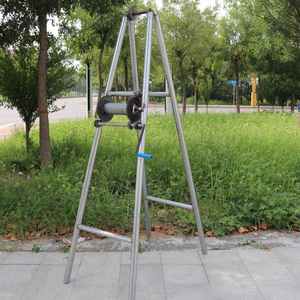 Treuil manuel à pompe sur trépied de 185 cm avec engrenage agrandi et câble métallique pour puits profonds - Product Image 3