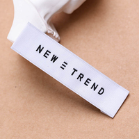 Étiquette tissée en tissu écologique avec logo de marque personnalisé, pliée au centre, découpée au laser, pour vêtements et chemises