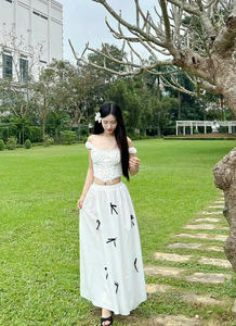 Robe longue en mousseline tissée du Vietnam, col rond, manches courtes, appliques florales, teinte unie, décontractée, élégante, légère et respirante - Product Image 3