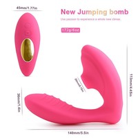 Mary trägt einen Saugvibrator, Frau trägt ein Sauggerät zur G-Punkt- und Klitorisstimulation, massiert mit dem Masturbator, Vibrator.