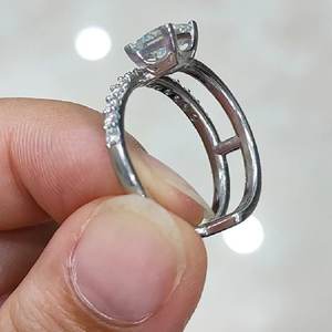 Anillo de compromiso de oro blanco con diamante talla princesa Q530 para mujer, con diamantes laterales de color G natural - Product Image 6