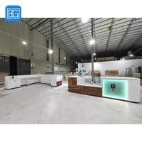 Comptoir de caisse moderne pour café, unité de présentation en bois, espace de vente de pain, aménagement de magasin