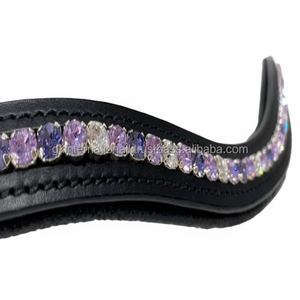 Marchandises de selle d'équitation en cuir véritable avec rembourrage et chaîne de cristaux scintillants multicolores - Product Image 1