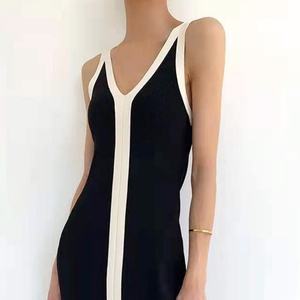 Vente en gros de robes longues en tricot à col en V sur le devant et au dos, avec blocs de couleur, pour femmes, nouvelle collection été-automne, personnalisables et de haute qualité - Product Image 2