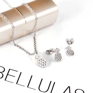 Bijoux fantaisie colorés, ensemble de boucles d'oreilles et pendentifs en acier inoxydable Anna Elsa pour femmes - Product Image 4