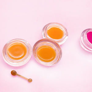 Balsamo per le labbra all'arnica vegano biologico miele Private Label sapore maschera per le labbra crema balsamo per le labbra femminile carino con protezione solare gialla 1 pz confezionato - Product Image 5