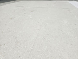 Carreaux en pierre calcaire beige personnalisables de haute qualité 1,2x50x100cm Finition brossée Pierres naturelles fossiles Extérieurs Villas Fabriqués en Turquie - Product Image 2