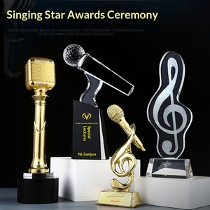 Trofeo Musical de Cristal Personalizado para Competencia de Canto con Diseño de Micrófono Dorado, Premios de Competencia Musical Gratuitos - Product Image 3