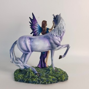 Estatua de Resina Decorativa para el Hogar de una Hada y un Unicornio - Product Image 6