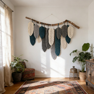 Décoration murale en macramé tressé à la main sur le thème tropical, art tissé de qualité hôtelière pour projets hôteliers - Product Image 4