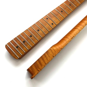 Mástil de Guitarra de 22 Trastes, Acabado Nitro Satinado, Estilo ST, Mástil de Arce Flameado Tostado con Diapasón de Arce - Product Image 6