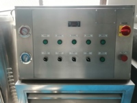 Machine de fabrication de parfums pour cosmétiques intégrée à la filtration, au traitement des huiles essentielles, au mélange et au congélation