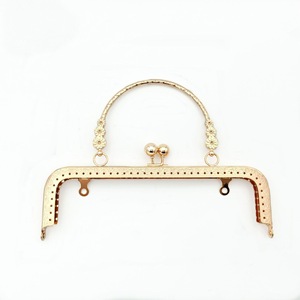 Clip de asa de aleación de zinc dorado claro de 20 cm con grabado de tres flores para bolsos de banquete y manualidades DIY - Product Image 1
