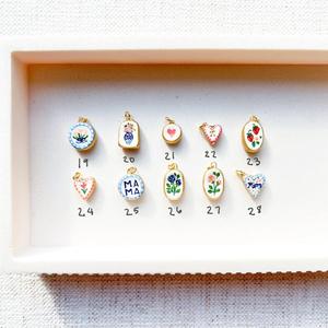 Ciondolo Charm Dipinto a Mano con Fiore del Mese di Nascita, Pendenti in Smalto Dorato Rosa Tulipano Ciliegia Fragola per Bracciali e Collane Fai-da-Te - Product Image 6