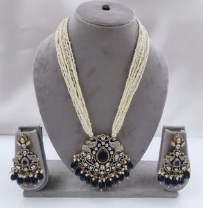 Ensemble collier et boucles d'oreilles en or avec pendentif et perles Kundan pour femmes et filles - Product Image 2