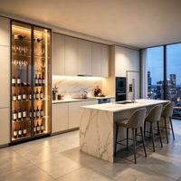 Cuisine sur mesure pour toute la maison avec armoire à vin intégrée à température constante, îlot de petit-déjeuner en pierre pour villa de luxe