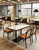 Ensemble de salle à manger commercial moderne et naturel de style tropical avec table bistro oblongue texturée et chaise à dossier tressé pour restaurant et bar