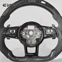 Le volant pour Volkswagen Golf est fait main et personnalisable avec du cuir véritable, du daim, de la fibre de carbone et des lumières LED