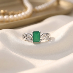 Anillo de compromiso para mujer de plata de ley 925 chapado en oro blanco con diseño geométrico de corte esmeralda de 7x5 mm Silvershake - Product Image 5