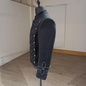 MOQ: 1 Pezzo |   Giacca Personalizzabile, di Nicchia, dal Design Vintage, Stile Elegante e Alla Moda, con Tessitura Annodata Combinata a Bottoni Metallici - Product Image 5