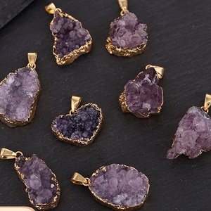 Unregelmäßiger <span class=keywords><strong>Amethyst</strong></span> Anhänger Natur kristall Halskette Edelstein <span class=keywords><strong>Amethyst</strong></span> Zubehör Roh stein Anhänger für Daily Wear Schmuck - Product Image 1
