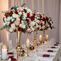 Grande boule de fleurs artificielles en soie rose, rouge et verte avec fleurs mélangées pour décorations de mariage