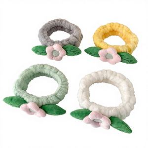 عصابة رأس نسائية جميلة بتصميم أوراق الزهور للبيع بالجملة، مصنوعة من الفانيلا المخملية الماصة للماء، مناسبة لغسل الوجه والمكياج والرياضة، مع إمكانية تخصيص الشعار - Product Image 1