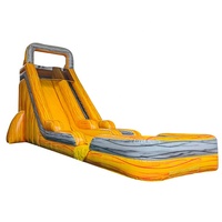 Structure gonflable jaune d'extérieur avec toboggan, piscine aquatique, château gonflable et jeux de sport pour enfants