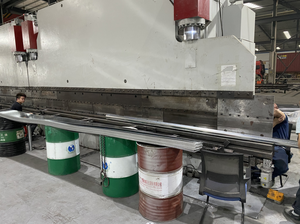 Su misura per esterno a doppio braccio singolo in acciaio zincato a caldo solare lampione in alluminio - Product Image 4