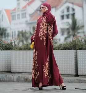 Robe Abaya Musulmane Traditionnelle en Soie Arabe Qish Rouge à Motif de Feuilles d'Arbre Dubaï Jubah Marocain - Product Image 6