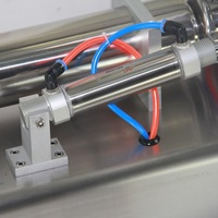 Machine de remplissage semi-automatique pneumatique à tête unique horizontale pour sauces chili, ketchup et sauces BBQ