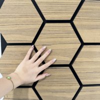 Nouveaux produits Autocollants muraux incurvés Diffuseur de fibres Panneaux muraux Autocollants Diffuseur de fibres Panneaux de bois hexagonaux muraux 3D