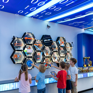 Tableau interactif mural intelligent Weemake modulaire hexagonal à LED RGB pour l'apprentissage éducatif STEM <span class=keywords><strong>et</strong></span> l'IA, idéal pour les couloirs des écoles K12 - Product Image 1