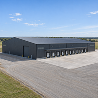 Entrepôt à Grande Portée en Structure Métallique avec Baies de Chargement Multiples et Panneaux Isolants – Atelier Métallique, Centre Logistique Industriel