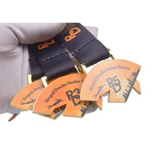 Médaille de natation combinée personnalisée en usine, de haute qualité, avec impression UV, motif Royal Docks (Royaume-Uni), pour événements sportifs - Product Image 1