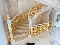 Conception européenne de luxe en aluminium plaqué or laiton intérieur métal escalier mains courantes Villa projet pont balustrades mains courantes