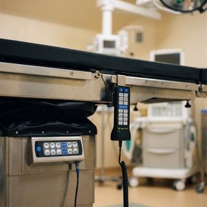 Tavolo Chirurgico Multiuso Versatile di Keling Medical che Offre Eccezionale Stabilità per Operazioni Ortopediche e Cardiache - Product Image 3