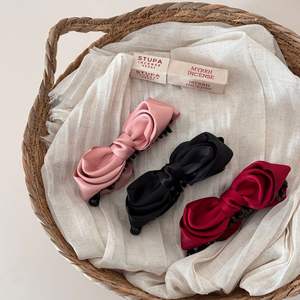 Pince à cheveux banane en satin français avec nœud, antidérapante à dents, pour queue de cheval torsadée, en plastique et tissu, accessoire de fête - Product Image 1