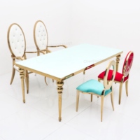 Table et chaises de salle à manger rectangulaires modernes de luxe 2026 en verre et acier inoxydable doré brillant pour événements festifs