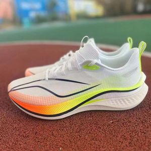 Chaussures de course professionnelles pour étudiants et jeunes, avec plaque en carbone, fermeture à lacets, couleur unie, tendance mode, doublure en maille, idéales pour l'été - Product Image 1