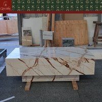 Table basse rectangulaire GOLDKING Sofitel moderne en marbre doré avec base en bloc pour villa, appartement, salon ou projet