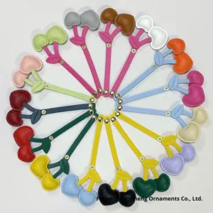 Porte-clés en forme de cœur de pêche pour femmes, porte-clés de sac mignon en forme de fruit, accessoire de bijoux de luxe, charme en cuir de cerise - Product Image 2